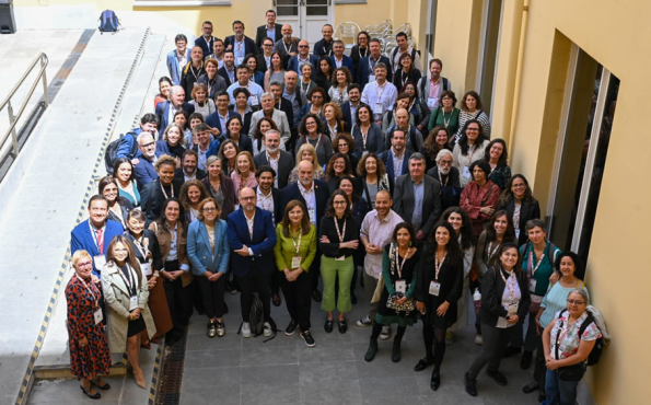 Decentralised Cooperation in an Uncertain Global Context